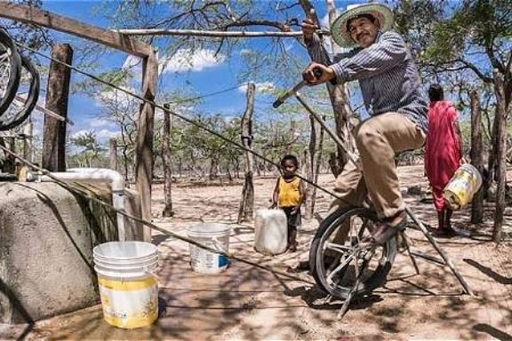 La Guajira: bombeo de agua mediante paneles solares y bici-bombas para comunidades aborígenes.